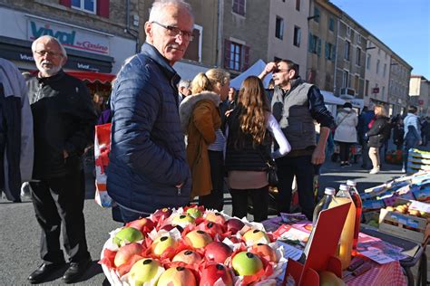 Fête de la Pomme à Pélussin avec des stands de producteurs