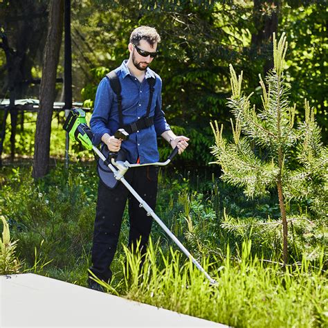 Détail de la poignée ergonomique d'une débroussailleuse Greenworks