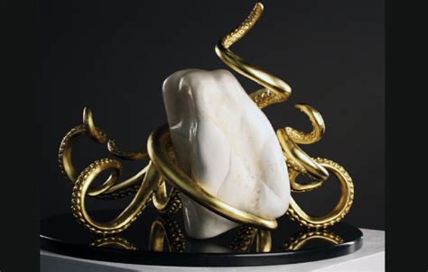 La Giga Pearl avec son support en pieuvre d'or