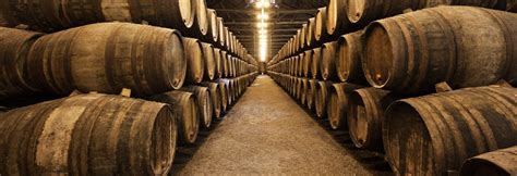 processus de vieillissement du rhum dans un chai tropical