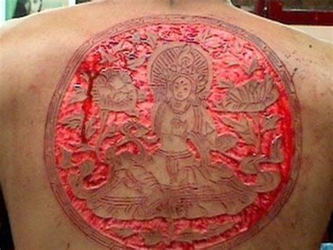 Photo avant/après d'une cicatrice de scarification artistique