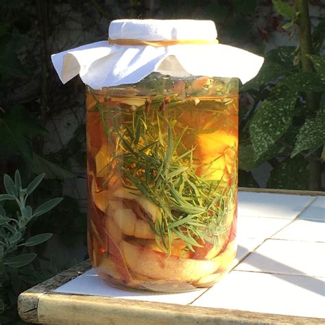 Vinaigre maison avec herbes aromatiques