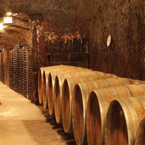 Bouteilles de vin de Vouvray dans une cave troglodytique