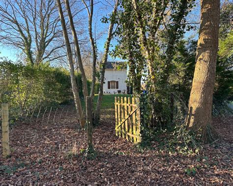 Image d'une ancienne maison de garde-barrière, isolée et silencieuse
