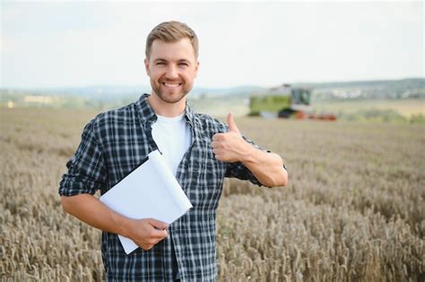 Agriculteur inspectant un champ de blé
