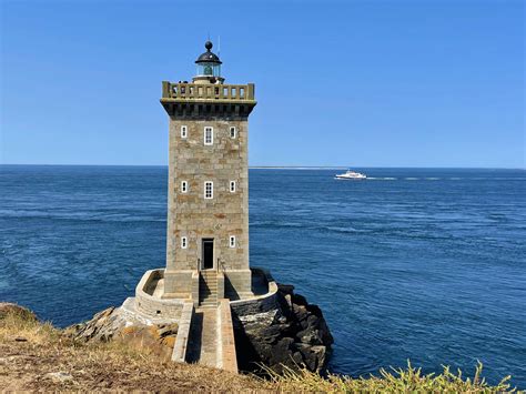 Débroussailleuse Ferri travaillant de nuit avec des phares arrières illuminés