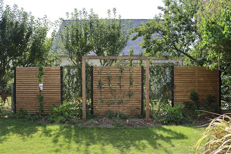 Exemple de clôture végétalisée intégrant la nature