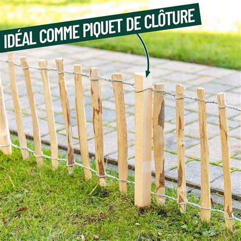 Délimitation d'un parterre de pelouse avec des piquets et de la ficelle