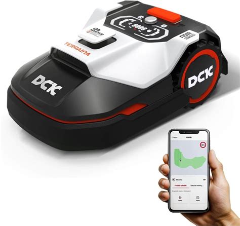 Robot tondeuse franchissant une pente
