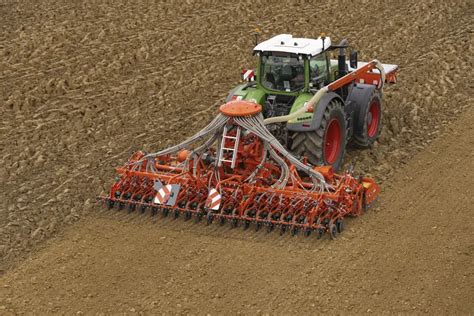 Herse rotative repliable en position de transport