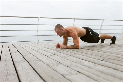 Homme faisant la planche