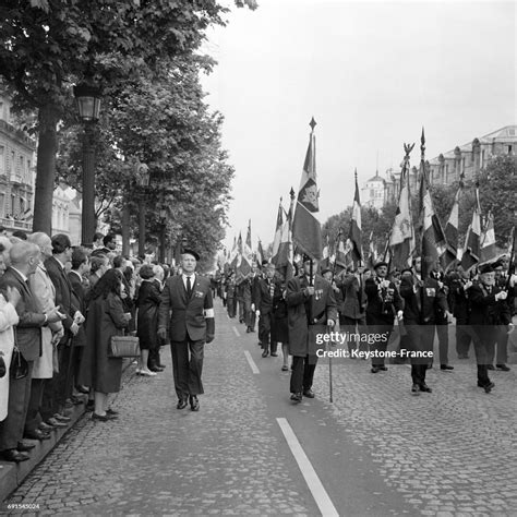 Anciens combattants défilant au Vésinet