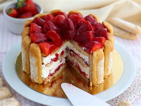 Charlotte aux fraises et petit-suisse