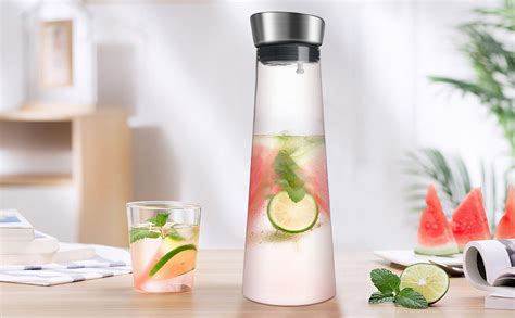 Carafe d'eau aromatisée au géranium, fraises et citron vert