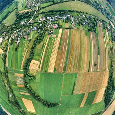 Vue aérienne de champs agricoles à Donzère avec des parcelles en agriculture biologique