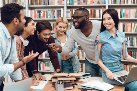 Un groupe d'étudiants en PACES travaillant avec un tuteur