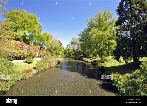 Vue aérienne des Jardins Botaniques de Christchurch traversés par la rivière Avon