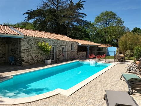 Vue d'un gîte de groupe avec piscine