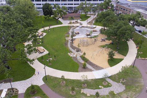 Aménagement d'un parc urbain avec des zones d'ombre et de l'eau