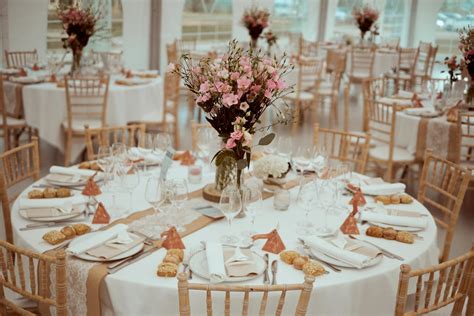 Décoration de table de mariage avec cactus et roses pâles