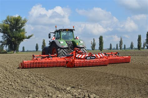 Champ labouré préparé par une herse rotative