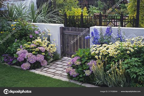 Exemple d'une bordure d'hortensias colorée