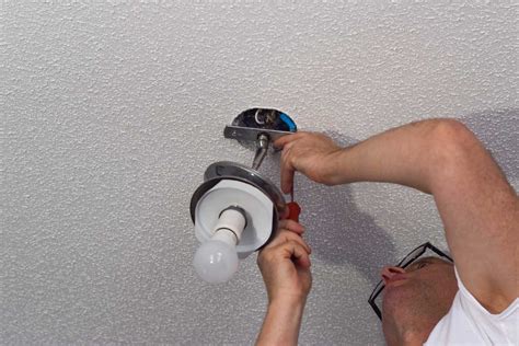bricoleur installant un luminaire