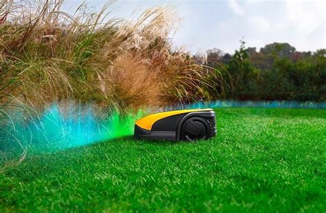 Robot tondeuse en action dans un jardin