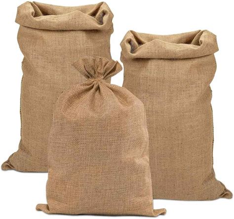illustration de divers sacs de récolte en toile de jute et autres matériaux