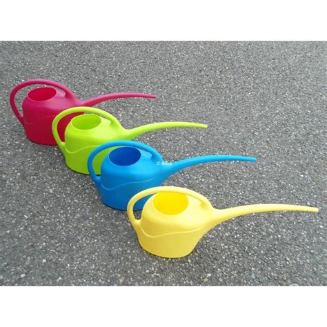 Arrosoirs à bec long de différentes tailles et couleurs