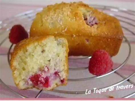 différentes pâtisseries à la framboise et noix de coco