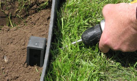Étapes d'installation illustrées de la bordure Ecolat avec piquets Ecopic