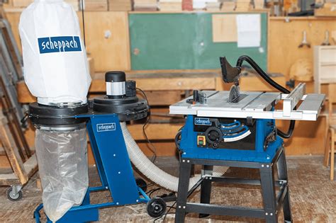 Atelier de menuiserie avec un aspirateur de copeaux en action