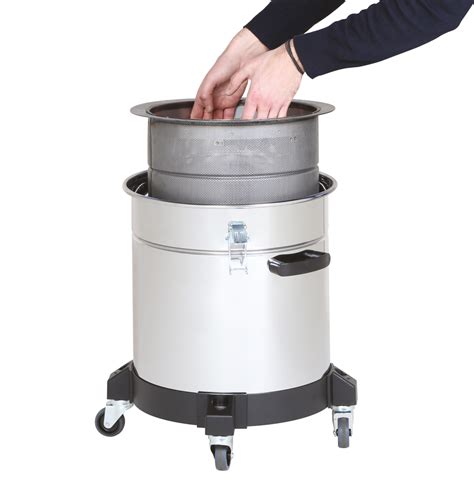 Vue rapprochée des roulettes d'un aspirateur de copeaux