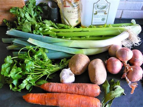 Assortiment de légumes frais pour la soupe, incluant fenouil et carottes