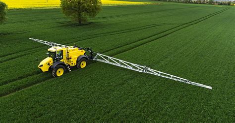 Pulvérisateur agricole avec buses Lechler en action
