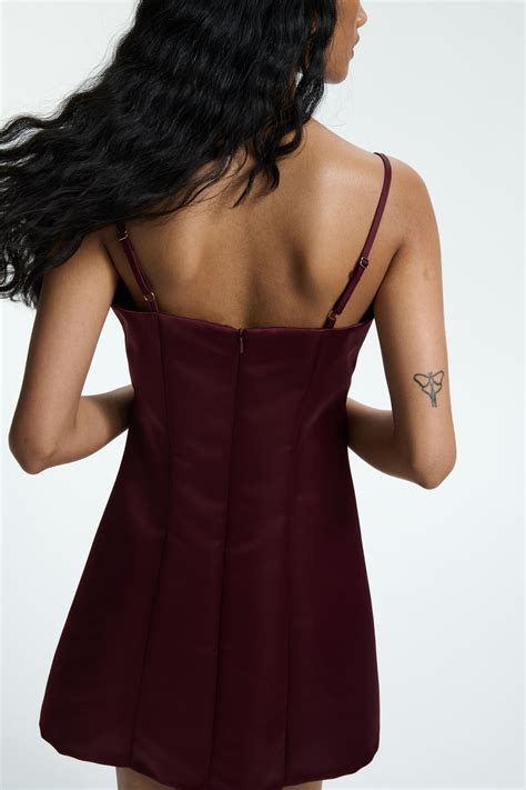 Femme portant un body sans bretelles sous une robe