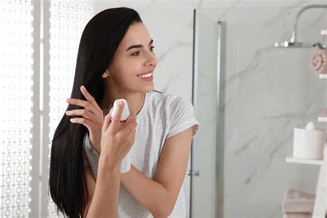 Illustration d'une personne appliquant du shampoing sec sur ses cheveux