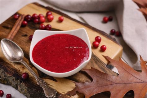 Plats salés et sucrés accompagnés de coulis d'hibiscus