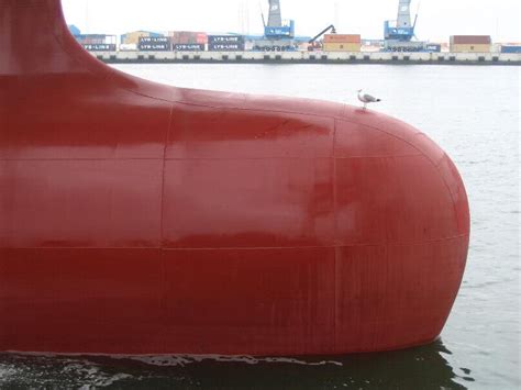 Vue en coupe d'une étrave moderne intégrant un bulbe de proue sur un porte-conteneurs