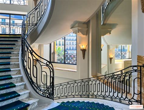 Maison historique avec un grand escalier
