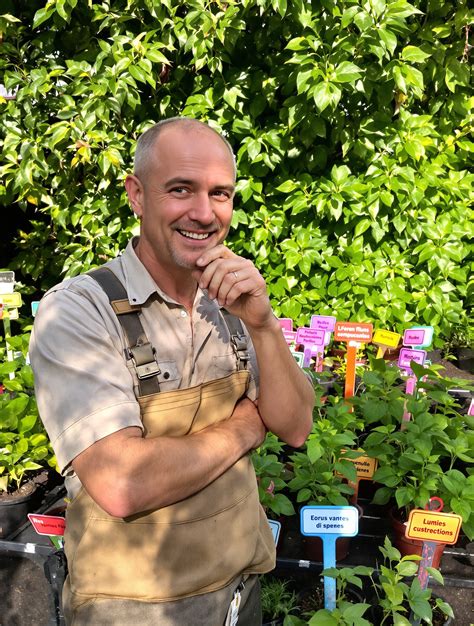 Jardinier observant attentivement ses plantes