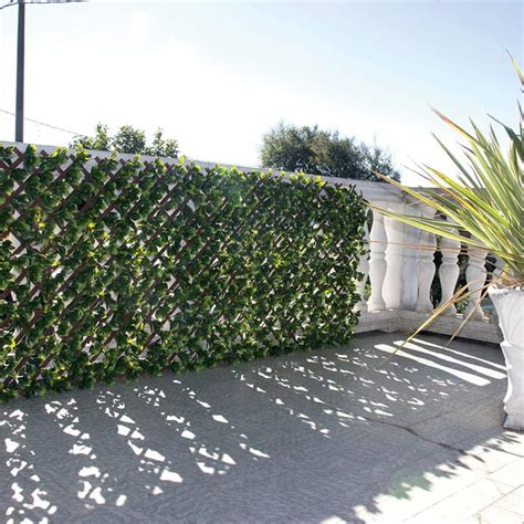 Lierre artificiel sur un mur extérieur