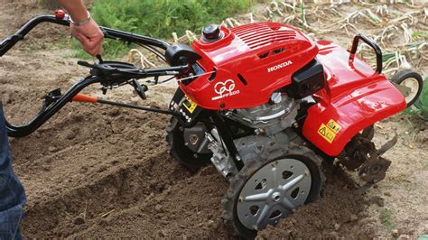 Motobineuse Honda 135 BMO 4060 au travail