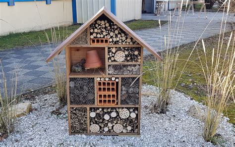 Hôtel à insectes dans un verger bio