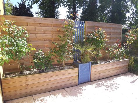 Plantes grasses dans un grand bac avec séparateur
