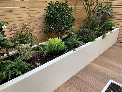 Jardinière intégrée minimaliste avec plantes grasses