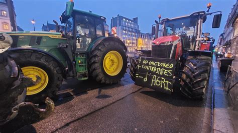 Tracteurs et fumier devant une préfecture