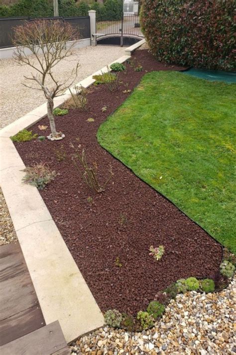 Jardin avec paillage de pouzzolane autour de plantes méditerranéennes