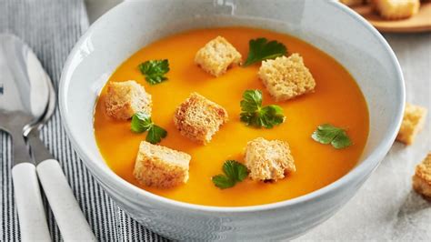 Divers bols de potage prêts à être servis